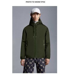 Moncler Men´s Grimpeurs Hooded Jacket In Green Size 2XL NWOT never worn to small